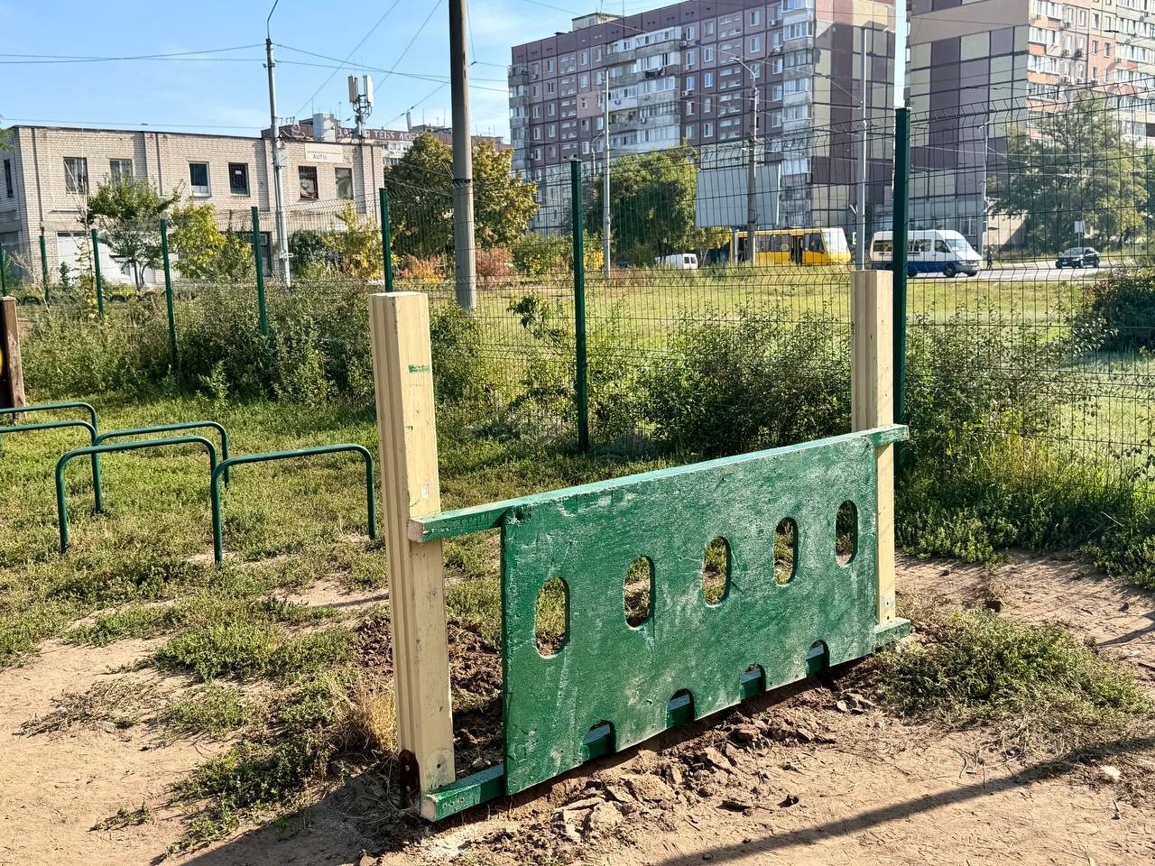 У Дніпрі відновлюють майданчик для вигулу собак