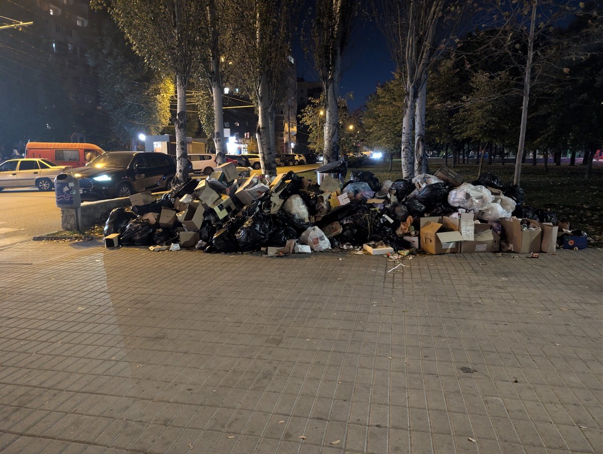 На Победе в Днепре снова горы мусора: подземные контейнеры за 340 тысяч не справляются