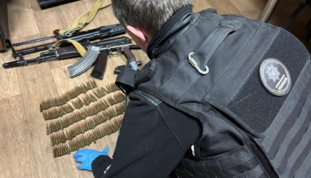 Гвинтівка, гранати та поштове відправлення: на Дніпропетровщині викрили незаконний збут зброї