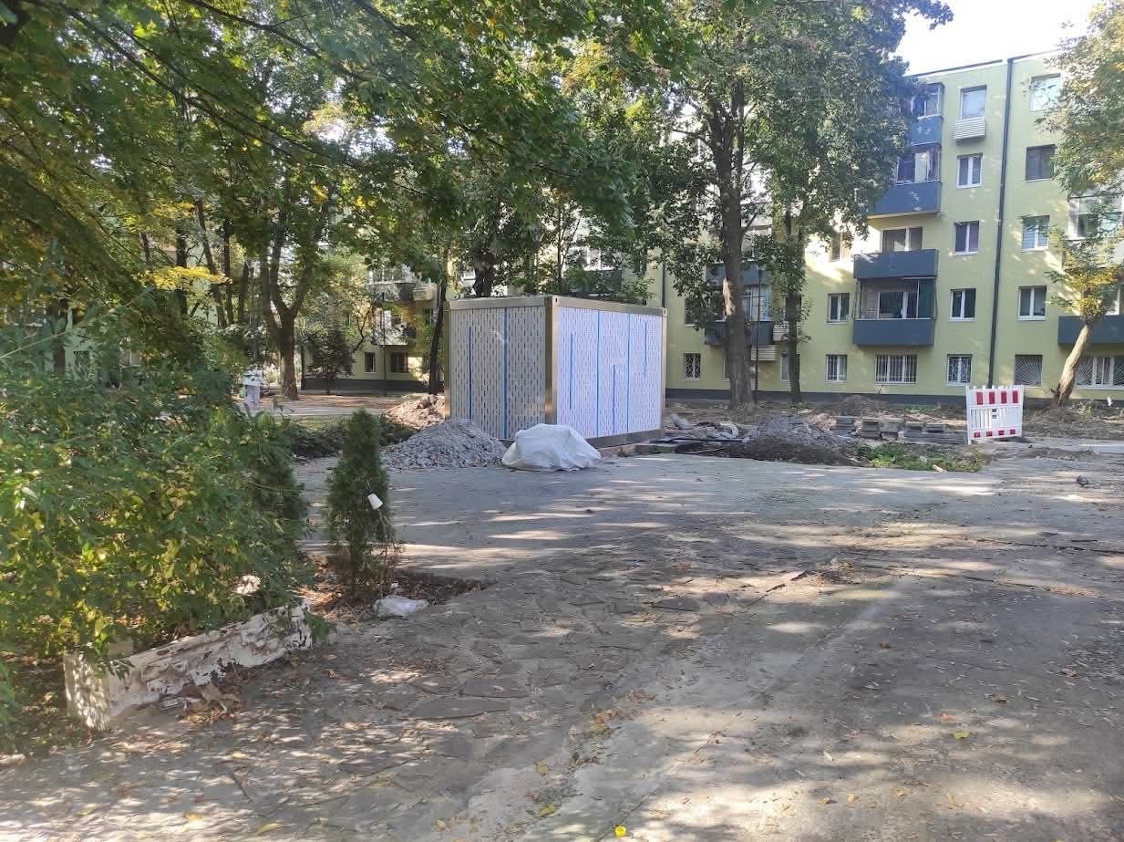 Туалет "у золоті" чи інсталяція: у Дніпрі сперечаються через дивну конструкцію у сквері