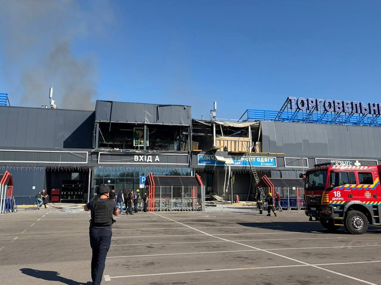 У передмісті Дніпра зайнявся один із поверхів гіпермаркету через ворожий удар