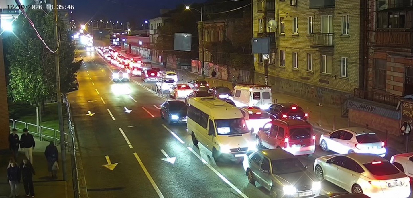 ДТП на Центральному мосту в Дніпрі: водіїв попередили про можливі затори
