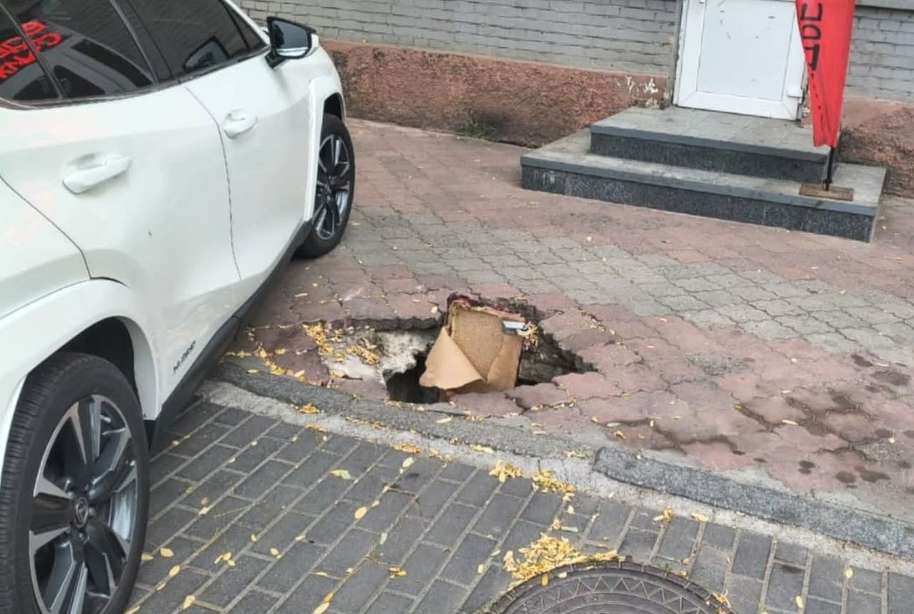 На проспекті Лесі Українки у Дніпрі росте небезпечна яма