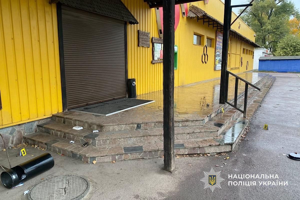 В Апостоловом мужчина с оружием ограбил магазин и открыл огонь по полицейским