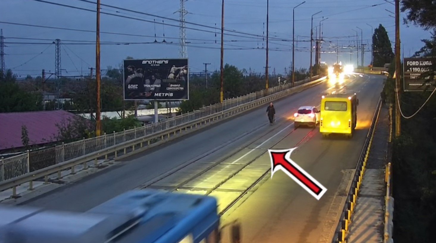 У Дніпрі на з’їзді з Амурського мосту автівка збила жінку: момент ДТП потрапив на відео