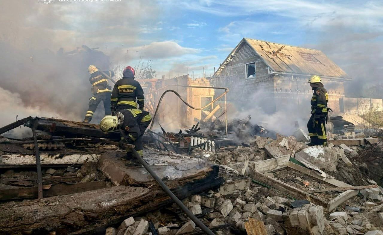 Двоє поранених, під завалами може бути людина: в ОВА повідомили наслідки атаки на Дніпро