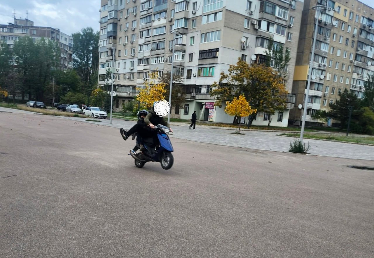 Жителі Дніпра скаржаться на підлітків, які влаштовують небезпечні заїзди на мопедах у сквері