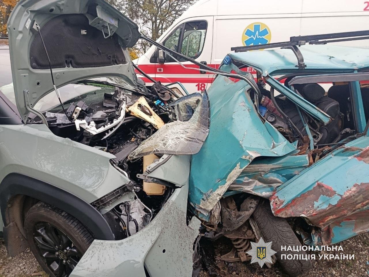 На Дніпропетровщині внаслідок зіткнення чотирьох авто загинули двоє людей, серед травмованих – діти