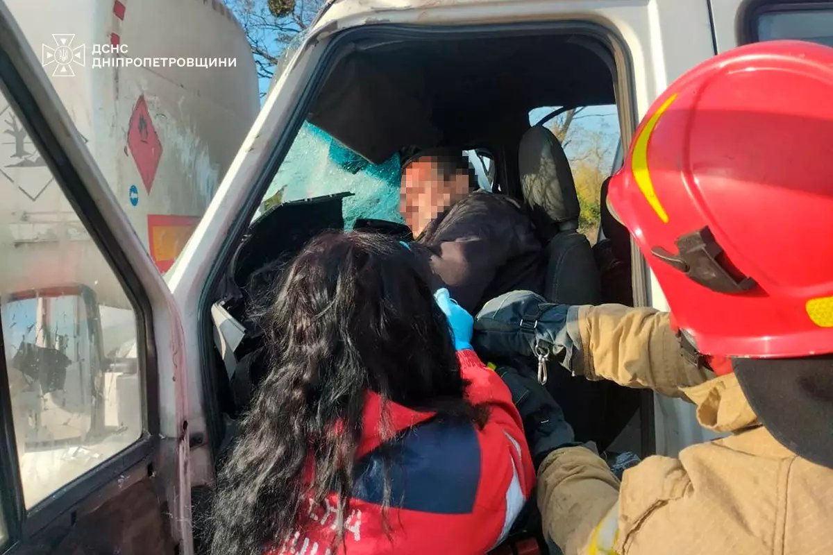 На Дніпропетровщині водія мікроавтобуса затиснуло в салоні після зіткнення з вантажівкою