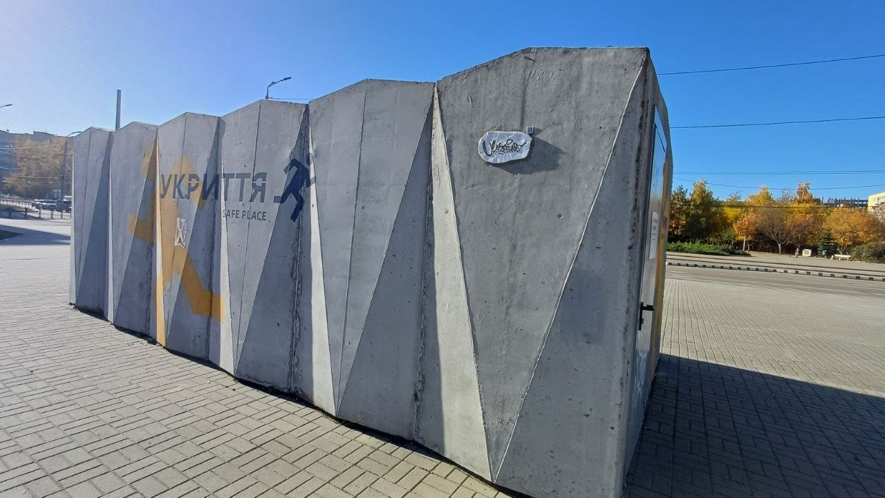 На бульварі Слави у Дніпрі на укритті з’явився незвичний артоб’єкт