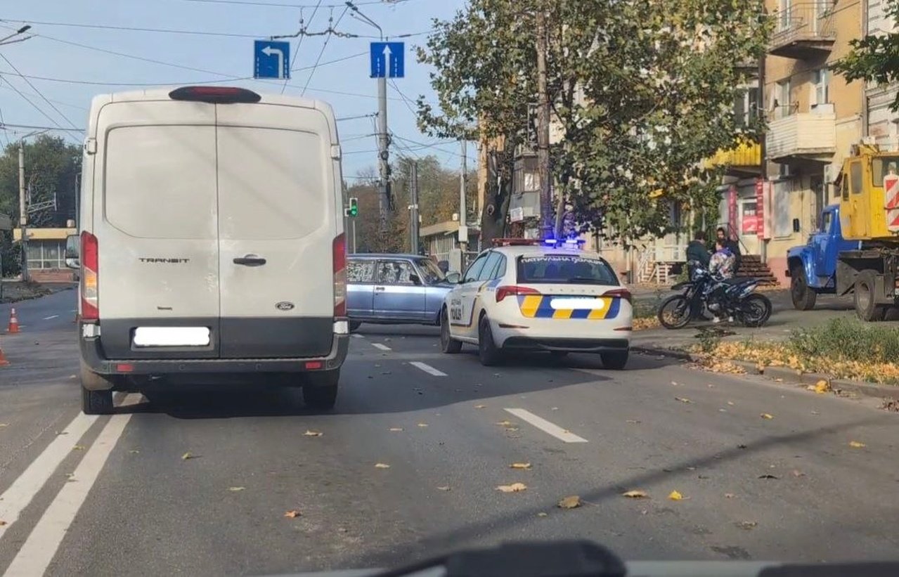 Стоять "Жигулі" і патрульні: на проспекті Сергія Нігояна в Дніпрі ускладнено рух