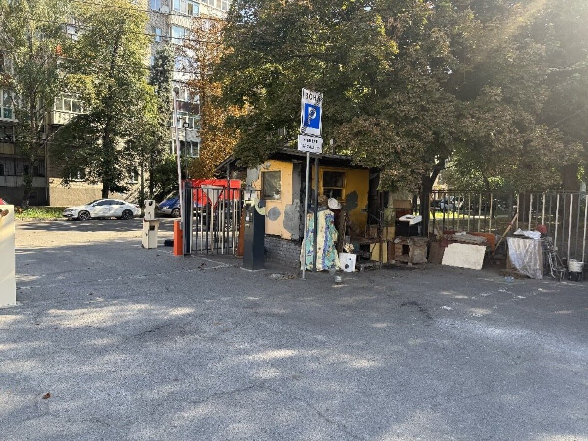 В центре города продают большую автостоянку за 16 млн. грн