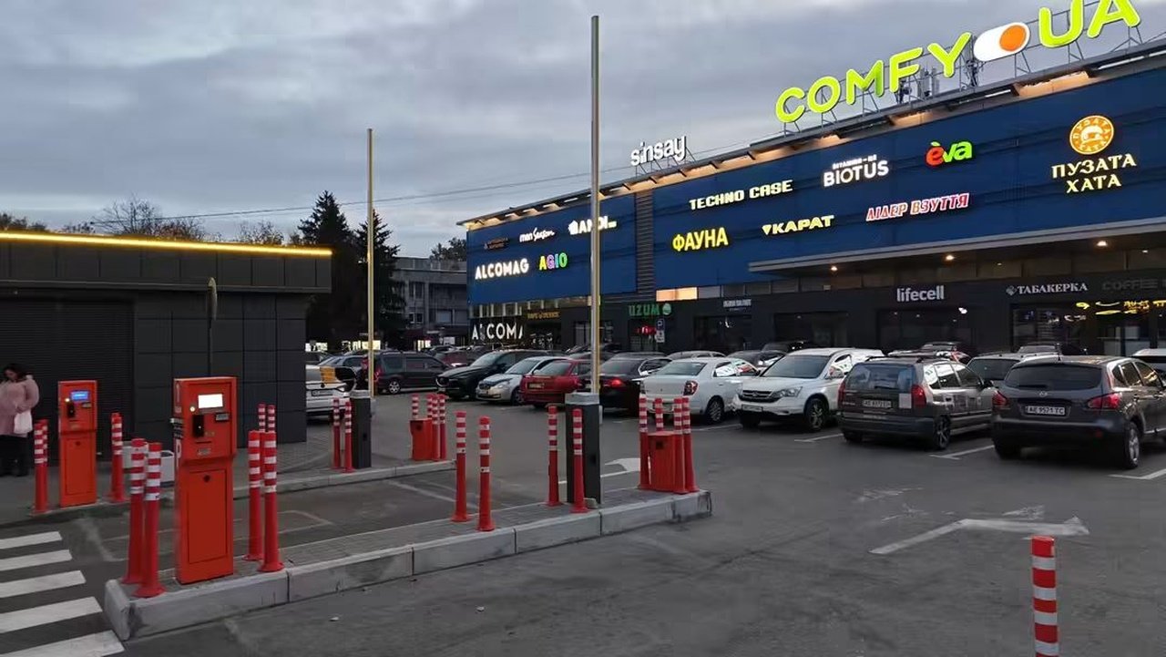У Дніпрі популярна парковка біля ТЦ більше не буде повністю безкоштовною: подробиці