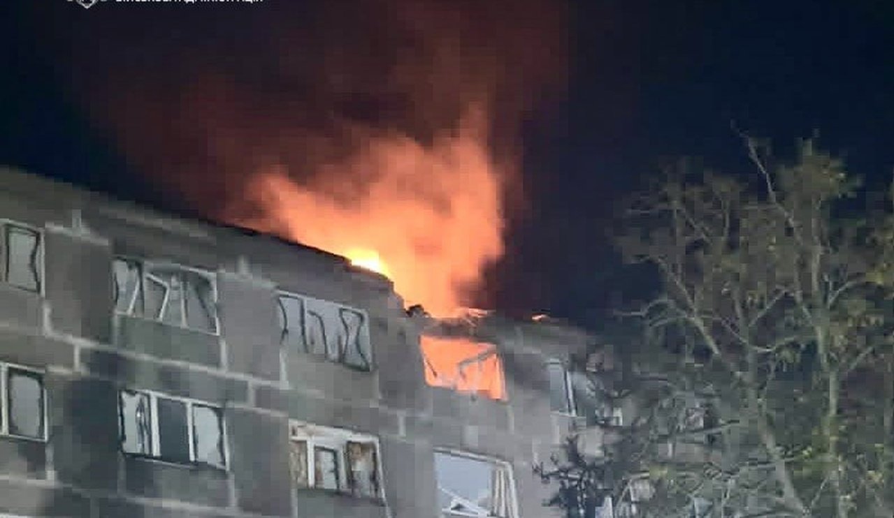 БПЛА влучив у гуртожиток ПТУ у Дніпрі: на верхньому поверсі спалахнула пожежа
