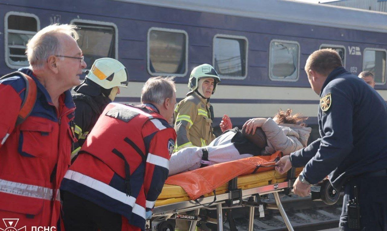 Зеленський показав кадри з місця удару по вокзалу в Дніпрі, де загинули 13 людей