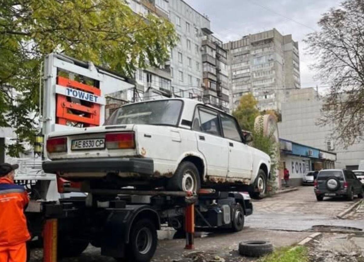 У Дніпрі закликають прибрати покинуті авто з вулиць і дворів: що загрожує власникам