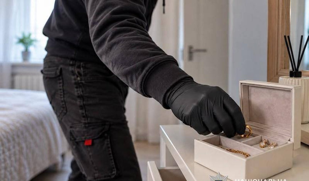 Житель Дніпра погодився зробити знайомій ремонт у будинку, а натомість обікрав