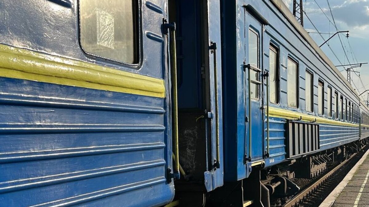 Поїзди з Дніпра затримуються до 19 годин, частину приміських рейсів скасували: список