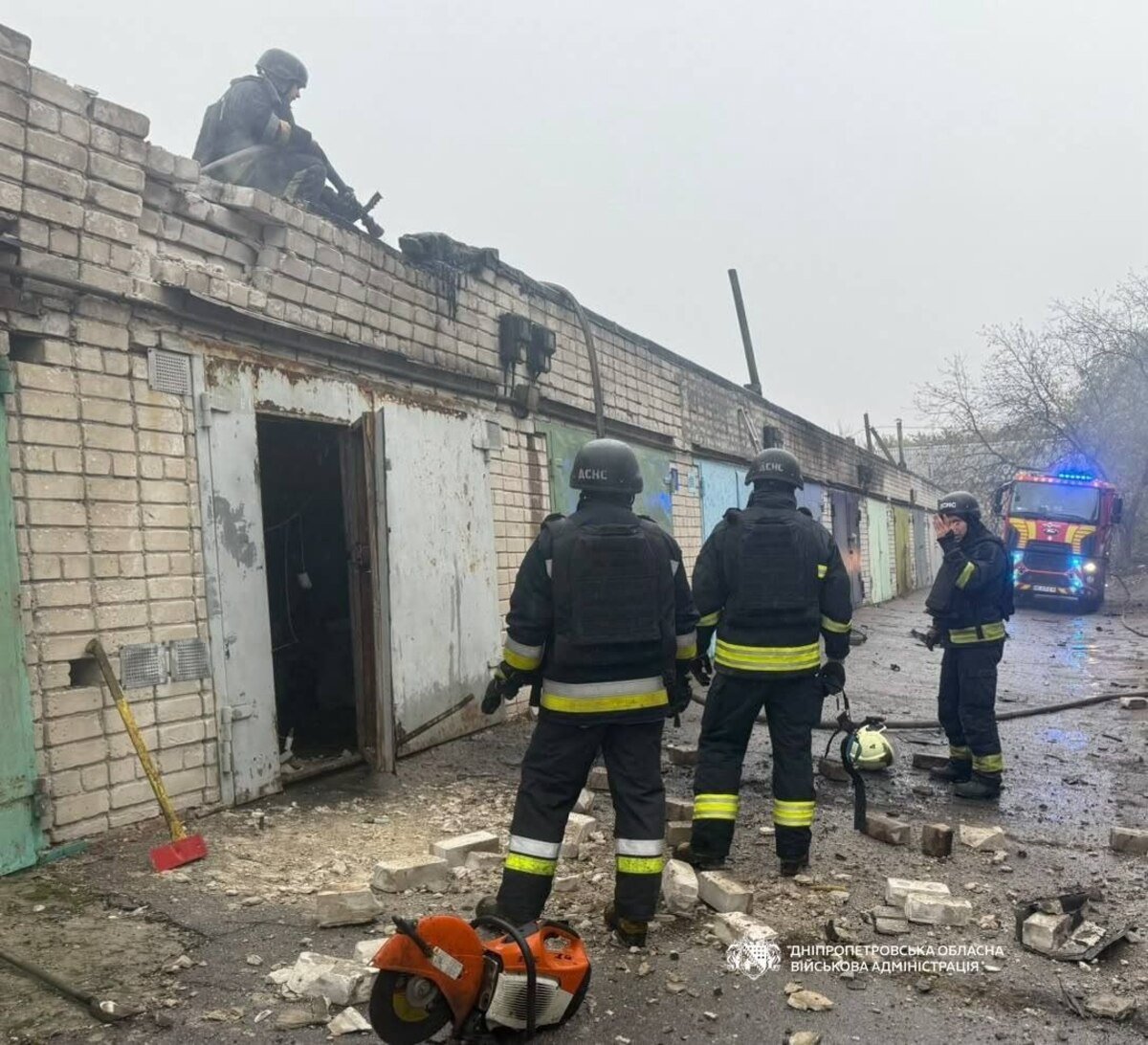 Російська атака на передмістя Дніпра: зайнялися гаражі, пошкоджено автомобіль